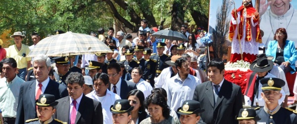 Cuando Zottos encabeza las procesiones, los santos se quedan pequeños