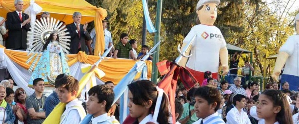 La Virgen del Milagro se exhibe junto a unos 'sagrados' muñecos inflables en Campo Santo