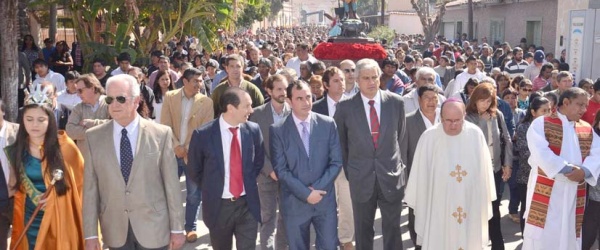 El Arzobispo y la Reina del Tabaco, juntos en una procesión cívica, gaucha y eclesiástica