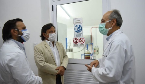 Sáenz visita el Laboratorio de Investigación y Biocontroladores en el Hospital del Milagro