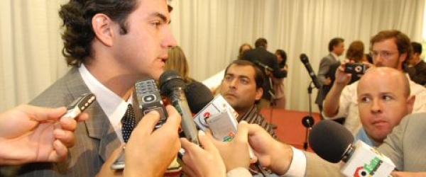 Urtubey 'condena enérgicamente' las presuntas fiestas de Mazzone, pero no la matanza de París