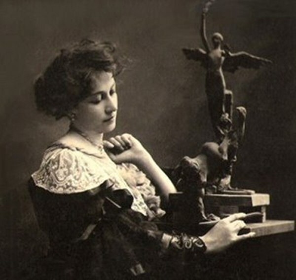 Lola Mora