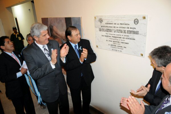 Isa y Zottos descubren una placa