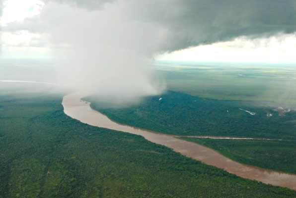 Lluvia transportada por el viento en Alto Araguaia, Brasil- Foto Margi Moss