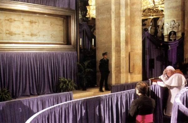 Juan Pablo II reza ante la Sábana Santa