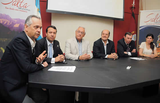 Reunión de funcionarios y empresarios