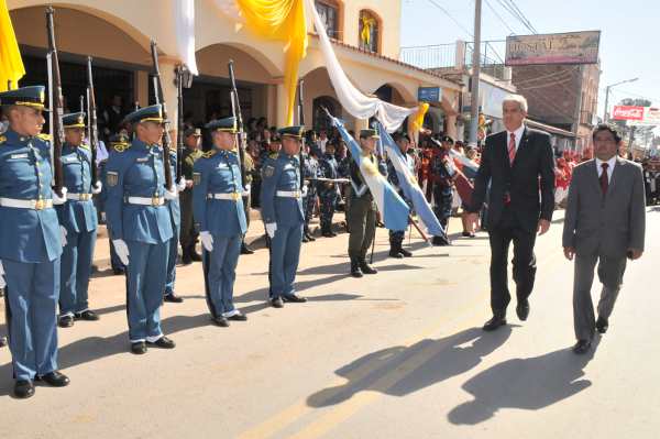 Desfile zottico-militar en Moldes