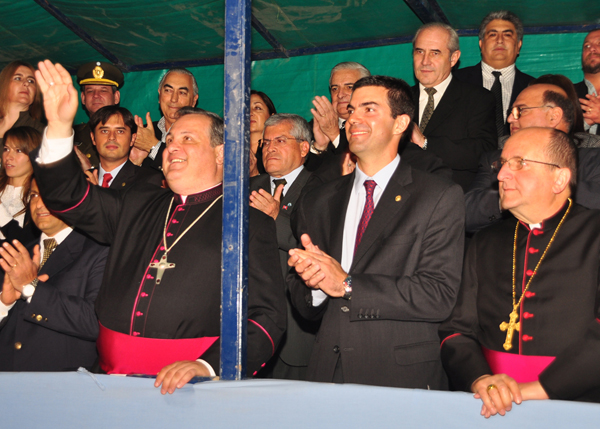 Monseñor Colombo, a la izquierda