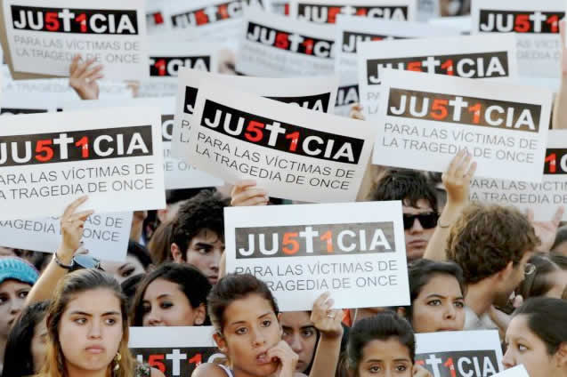 Acto por la tragedia de Once