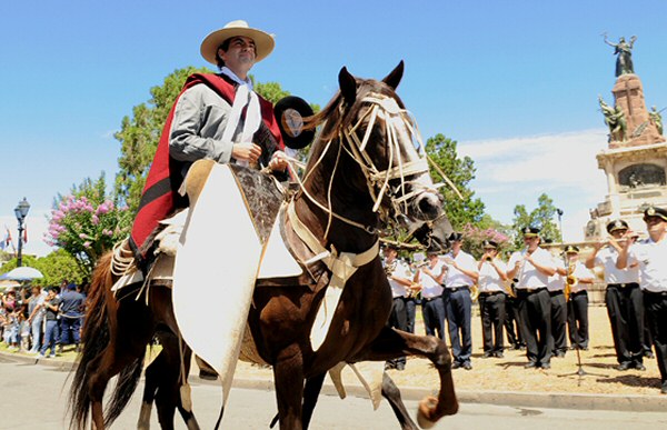 El gobernador Urtubey en el desfile