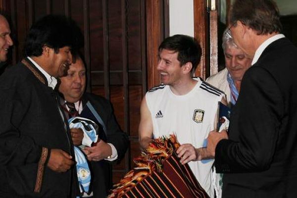 Evo Morales obsequia un poncho a Leo Messi