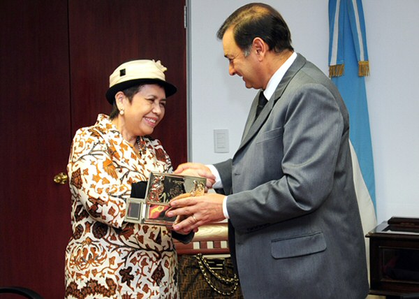 El intendente Isa y la embajadora de Indonesia