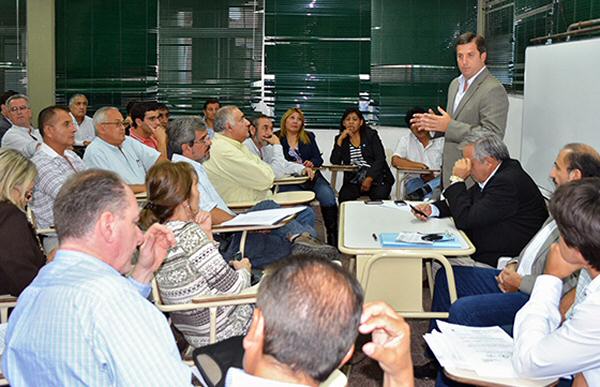 El ministro Sylvester durante el debate