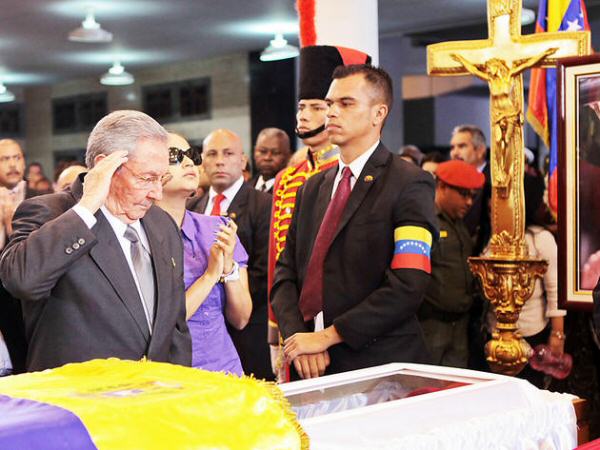Raúl Castro despide a Hugo Chávez
