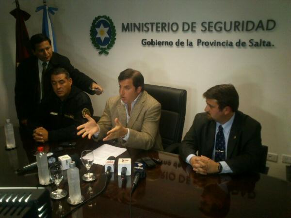 El ministro Sylvester durante la conferencia de prensa