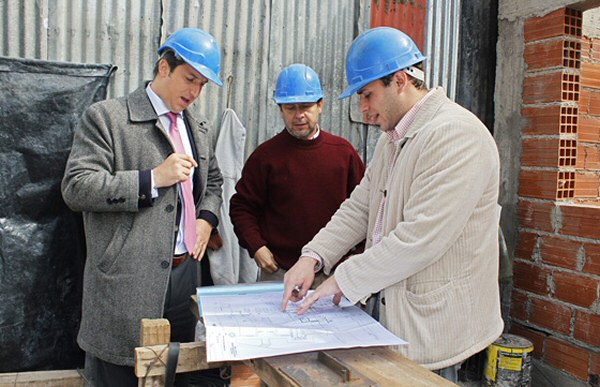 El ministro Sylvester estudia los planos