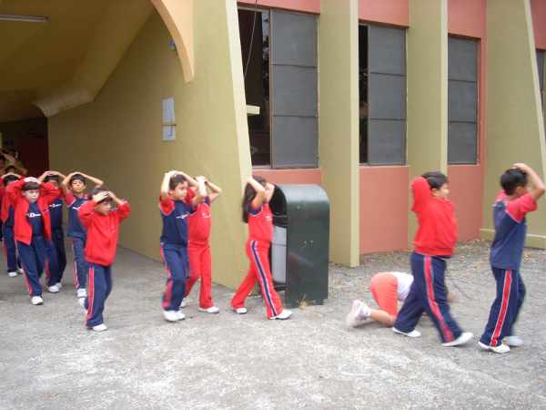 Simulacro de evacuación en una escuela